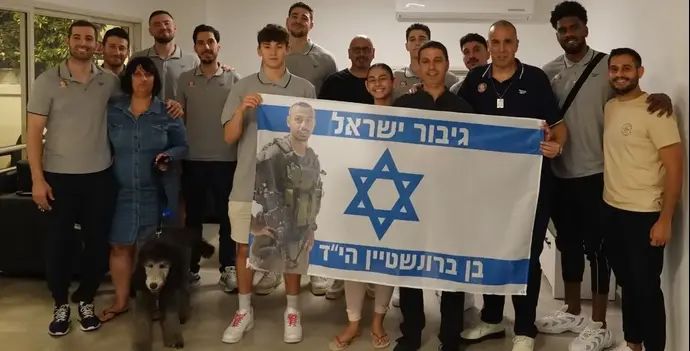 שחקני הפועל חולון במחווה לרס"ן בן ברונשטיין ז"ל