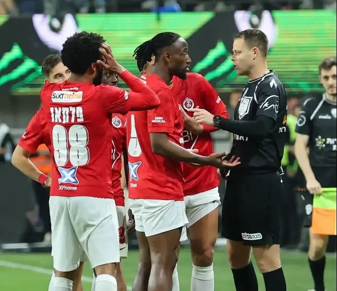 השופט יגאל פריד ליד שחקן הפועל תל אביב, פרנן מאיימבו