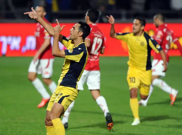 ערן זהבי שחקן מכבי תל אביב חוגג שער בדרבי