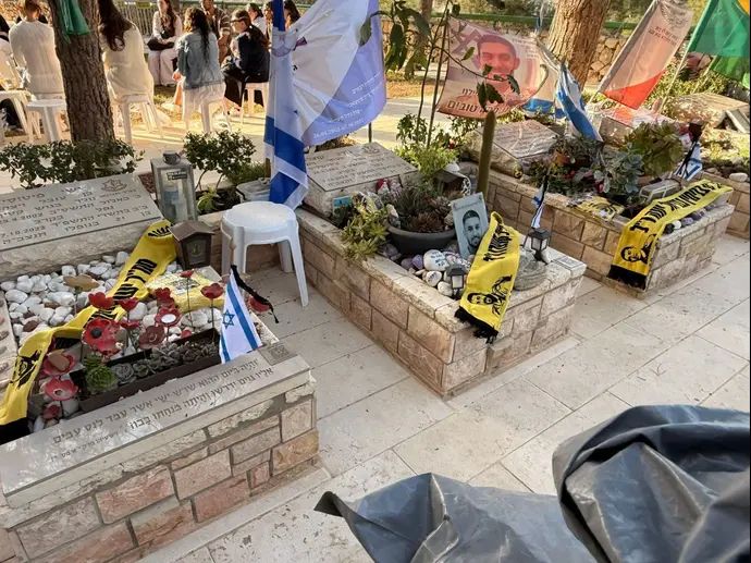 נציגי עמותת ״המנורה״ הניחו צעיפי זיכרון אישיים על קברי אוהדי בית"ר ירושלים שנפלו