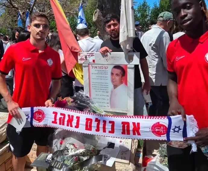 שחקני הפועל תל אביב פקדו את קבריהם של אוהדיהם