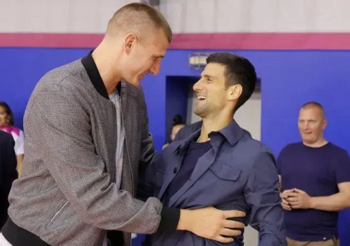 נובאק דג'וקוביץ' טניסאי סרבי עם הכדורסלן ניקולה יוקיץ'