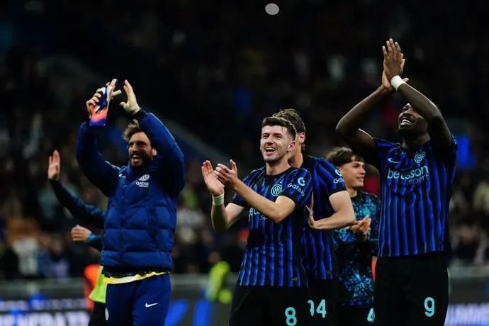 שחקני אינטר חוגגים מול קומו