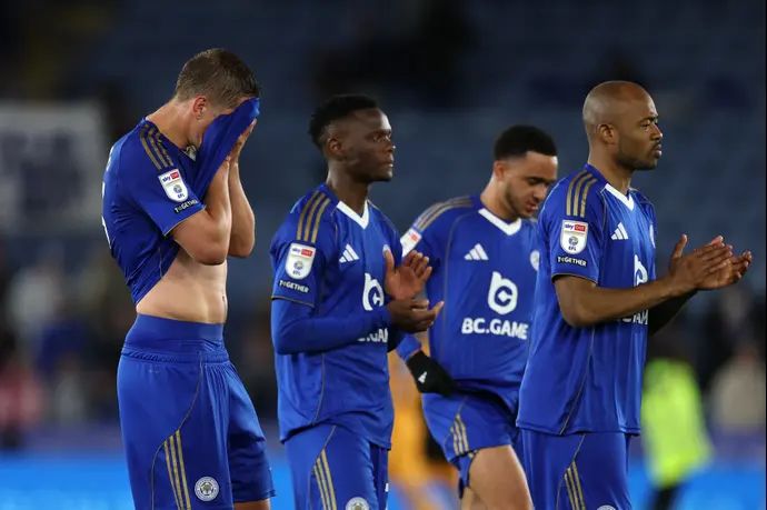 יאניק וסטרגור, פטסון דאקה, שחקני לסטר סיטי אחרי הירידה לליגה השלישית