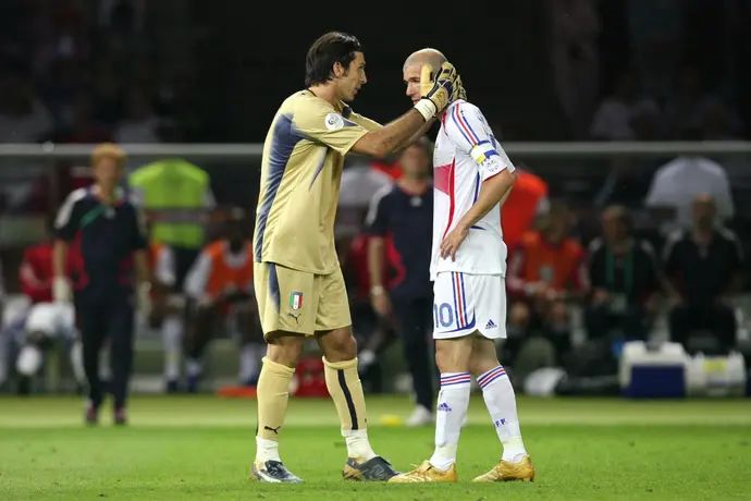 ג'אנלויאג'י בופון עם זינדין זידאן לאחר שנגח במרקו מטראצי