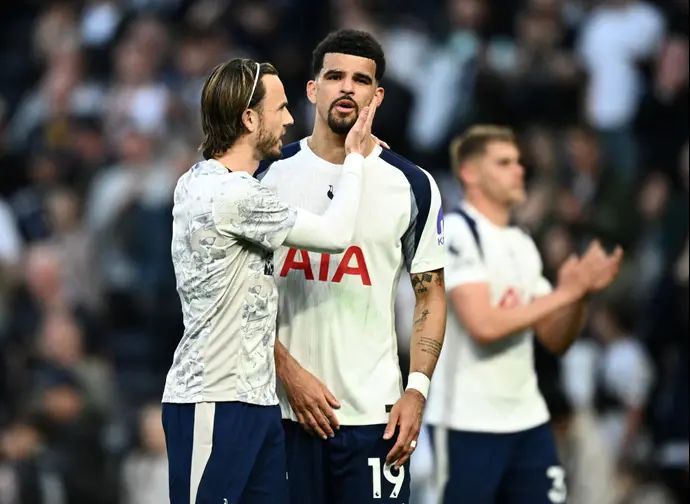 ג'יימס מדיסון מנחם את דומיניק סולאנקה, שחקני טוטנהאם מאוכזבים