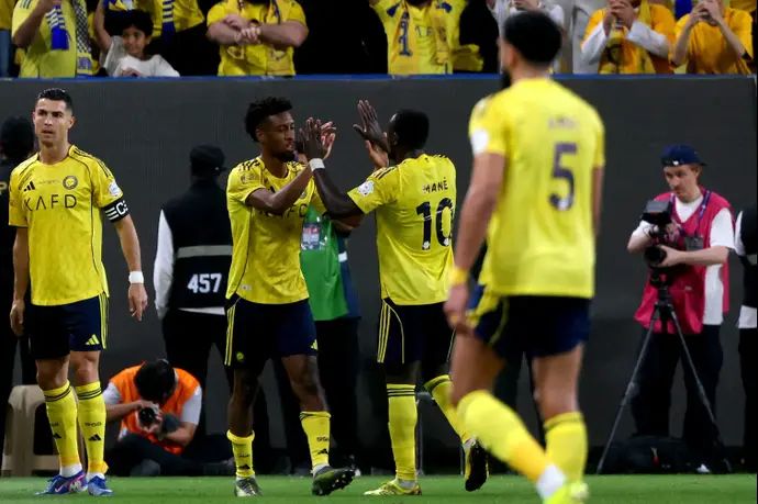 שחקני אל נאסר חוגגים עם קינגסלי קומאן