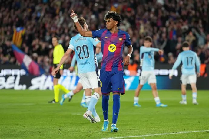 לאמין ימאל שחקן ברצלונה חוגג שער