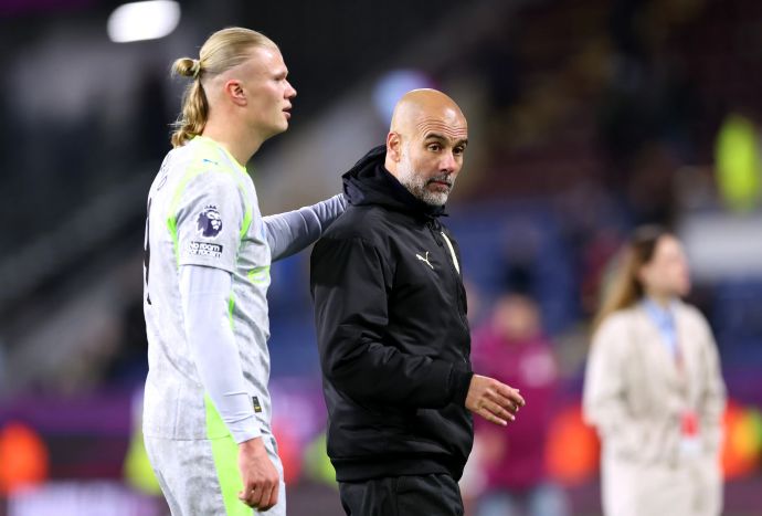 פפ גווארדיולה מאמן מנצ'סטר סיטי עם ארלינג הולאנד