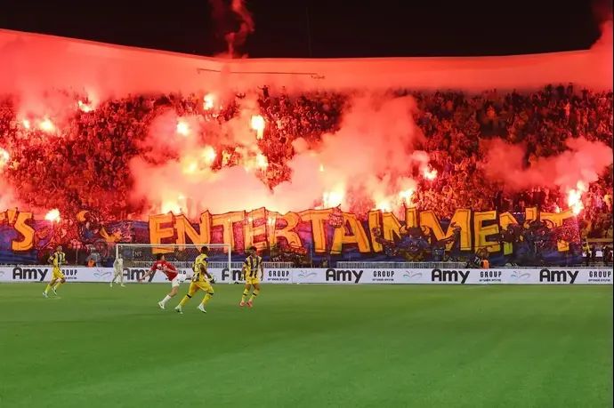 אוהדי מכבי תל אביב מדליקים אבוקות בדרבי