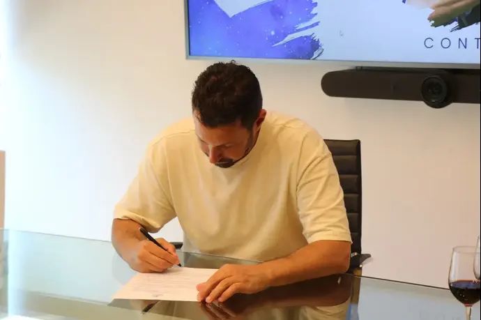 עומר פרץ חותם על חוזה חדש בהפועל פתח תקוה