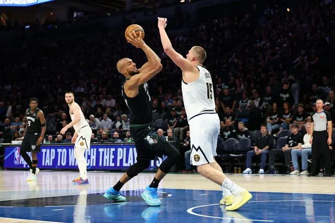 רודי גובר שחקן מינסוטה נגד ניקולה יוקיץ' שחקן דנבר