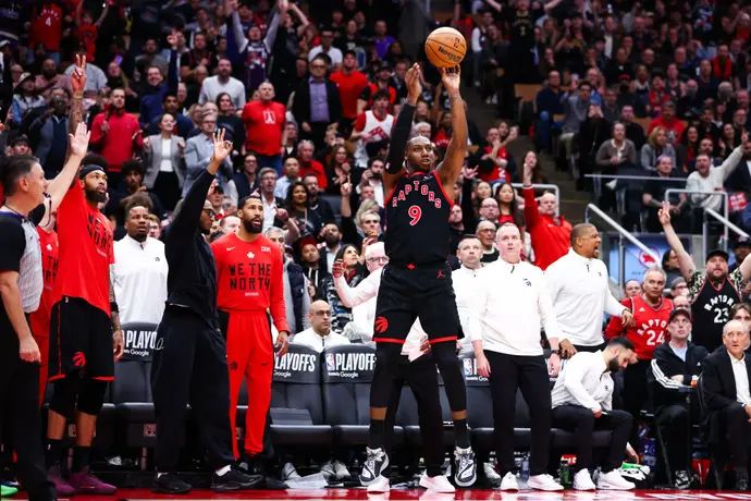 אר. ג'יי. בארט שחקן טורונטו נגד קליבלנד