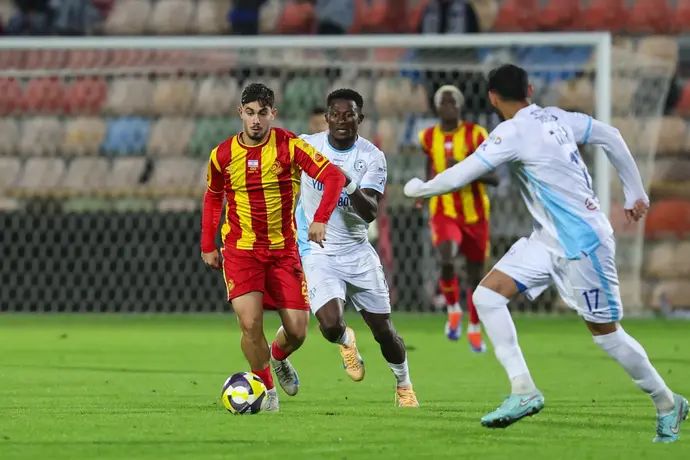 אורי עזו שחקן מ.ס. אשדוד לפני מוחמד אוסמן שחקן עירוני טבריה