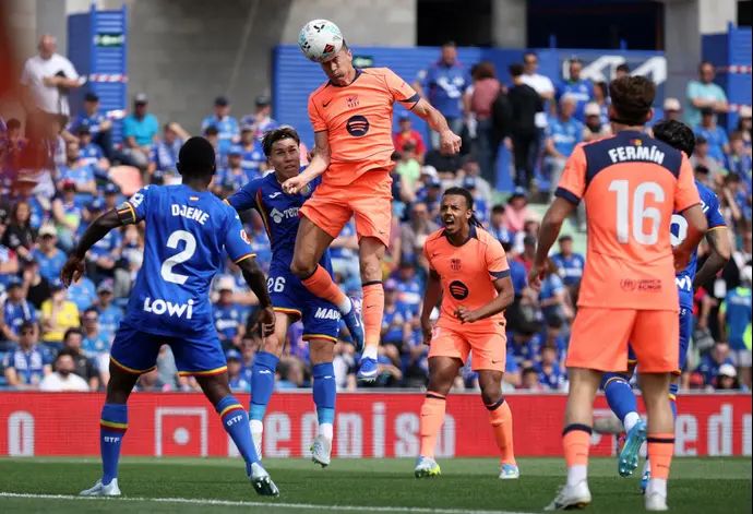 רוברט לבנדובסקי שחקן ברצלונה נוגח