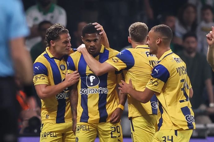 שחקני מכבי תל אביב חוגגים עם הליו וארלה