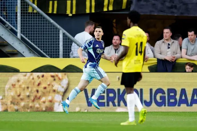 אוסקר גלוך שחקן אייאקס חוגג שער