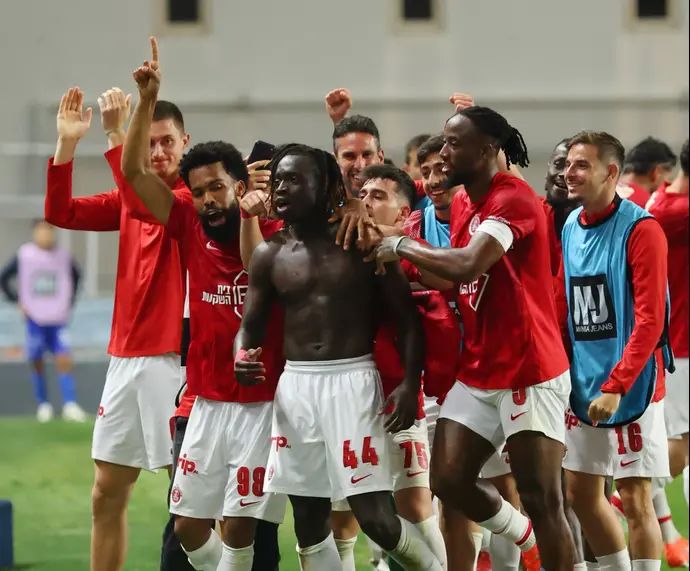 שחקני הפועל תל אביב חוגגים מול הפועל פתח תקוה