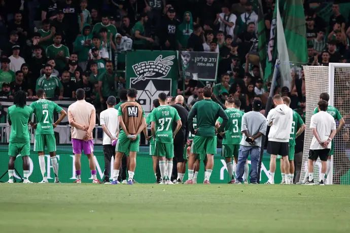 שחקני מכבי חיפה מאוכזבים מול הקהל