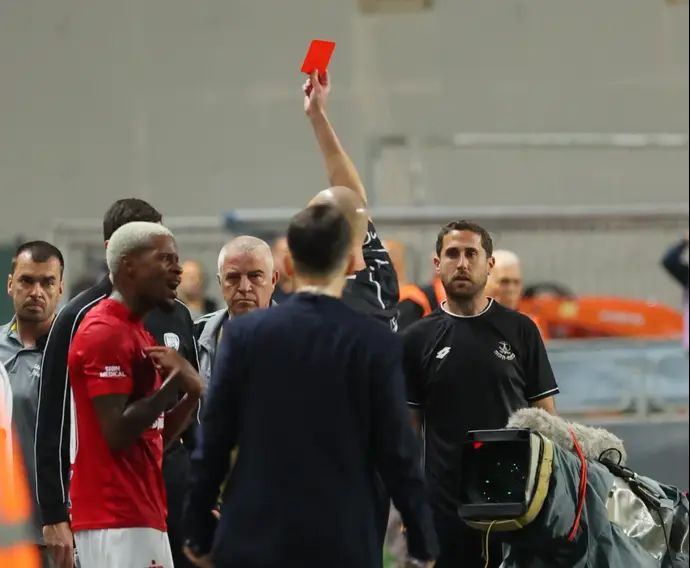 הכרטיס האדום לשאנדה סילבה שחקן הפועל תל אביב נגד הפועל פתח תקוה