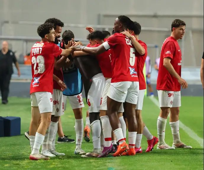 שחקני הפועל תל אביב חוגגים מול הפועל פתח תקוה