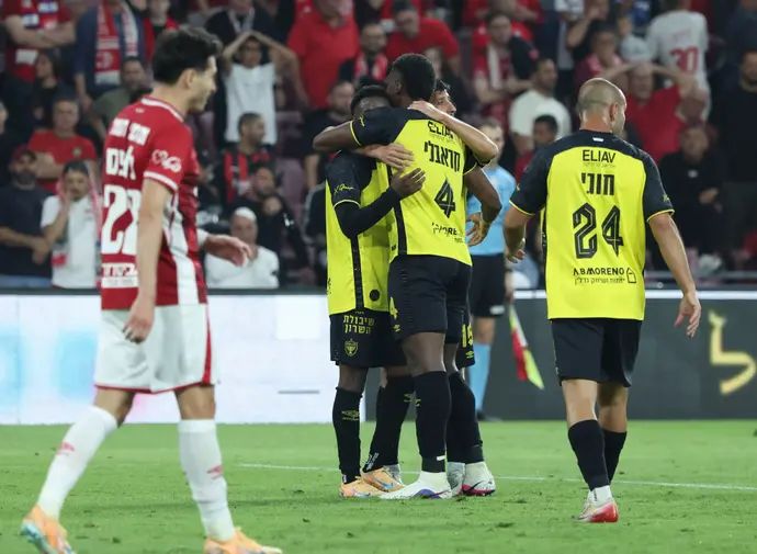 שחקני בית"ר ירושלים חוגגים עם טימו מוזי