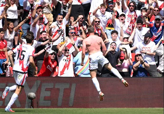 אלמאו שחקן ראיו וייקאנו חוגג שער