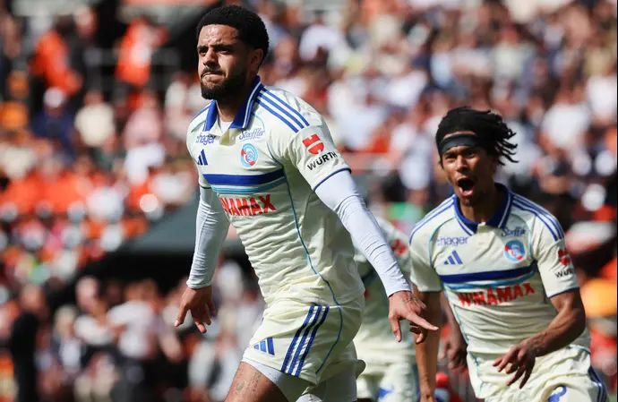 אנדרו אומובמידלה שחקן שטרסבורג חוגג שער