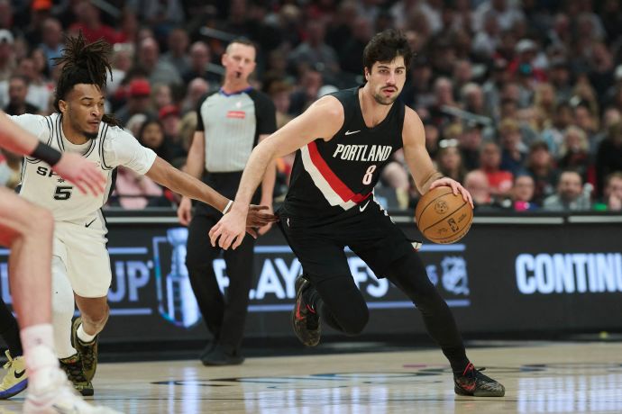 שחקן פורטלנד טריילבלייזרס דני אבדיה מול שחקן סן אנטוניו ספרס סטפון קאסל