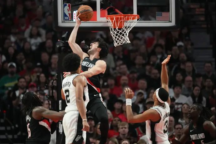 שחקן פורטלנד טריילבלייזרס דני אבדיה מול שחקן סן אנטוניו ספרס דילן הארפר