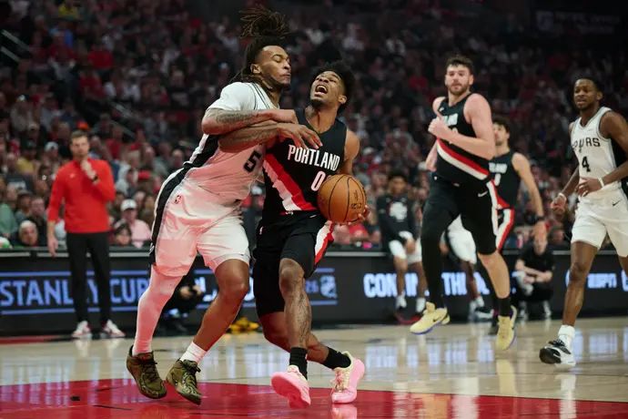 שחקן פורטלנד טריילבלייזרס סקוט הנדרסון מול שחקן סן אנטוניו ספרס סטפון קאסל