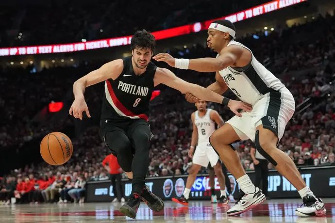 שחקן פורטלנד טריילבלייזרס דני אבדיה מול שחקן סן אנטוניו ספרס קלדון ג'ונסון