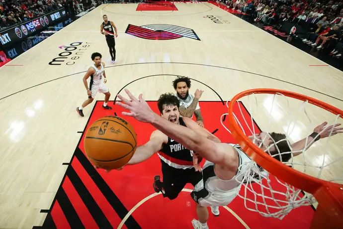 שחקן פורטלנד טריילבלייזרס דני אבדיה מול שחקן סן אנטוניו ספרס לוק קורנט