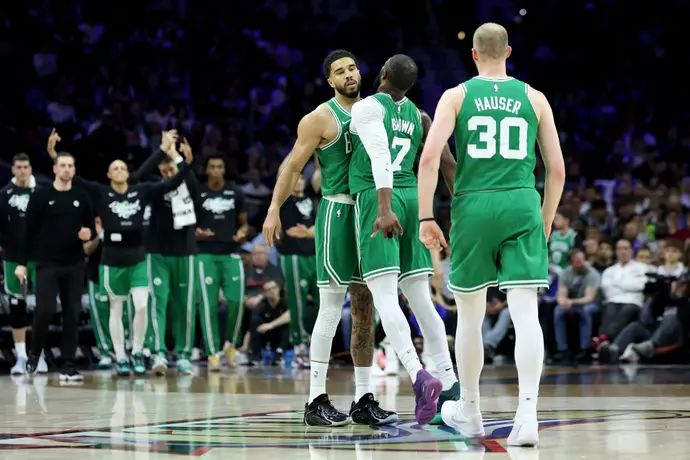 ג'ייסון טייטום ושחקני בוסטון חוגגים