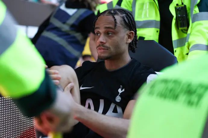 שחקן טוטנהאם, צ'אבי סימונס