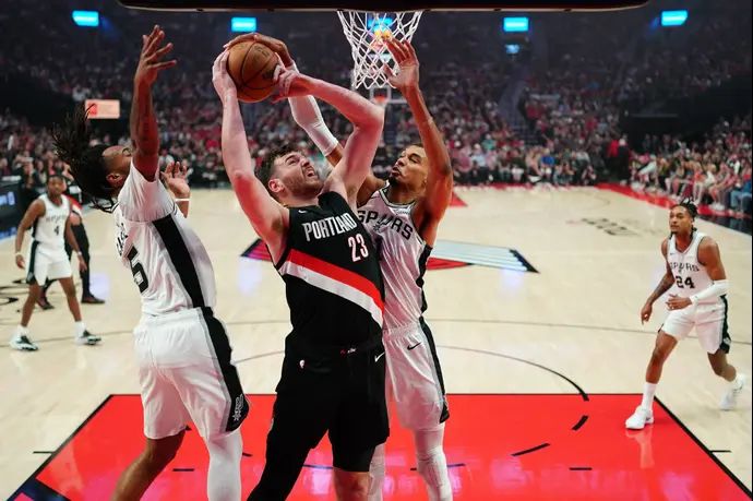 סנטר פורטלנד דונובן קלינגן נעצר על ידי הגנת סן אנטוניו