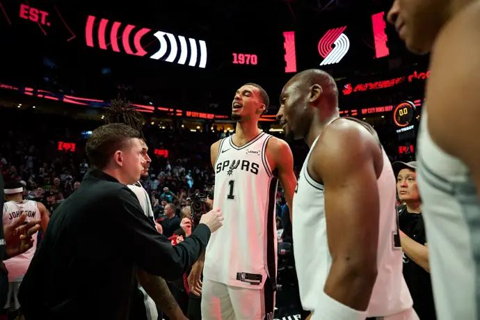 ויקטור וומבניאמה חוגג את הניצחון של סן אנטוניו על פורטלנד