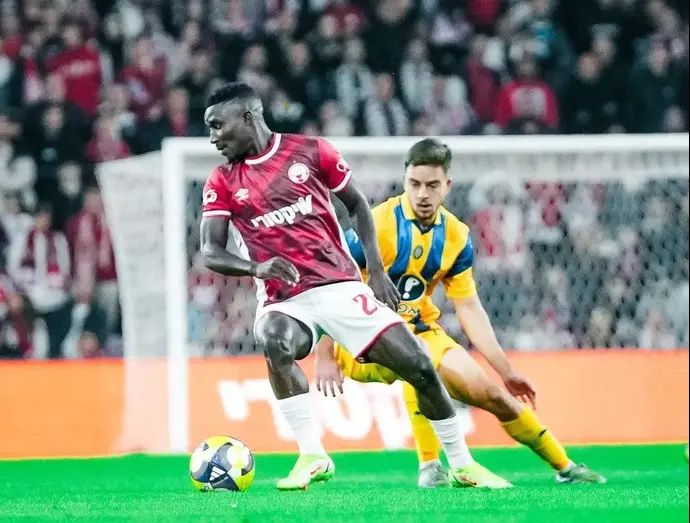 שחקן מכבי תל אביב, נועם בן הרוש, מול שחקן הפועל באר שבע, קינגס קאנגווה