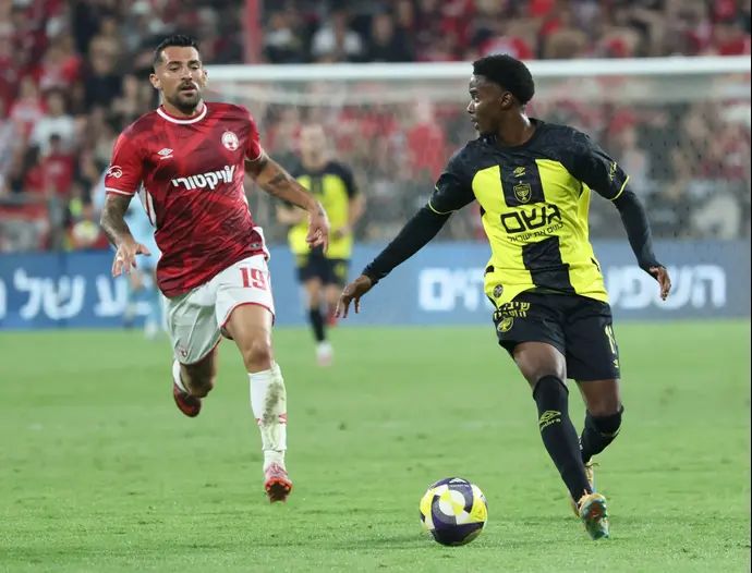 טימו מוזי שחקן בית"ר ירושלים מול שי אליאס שחקן הפועל באר שבע