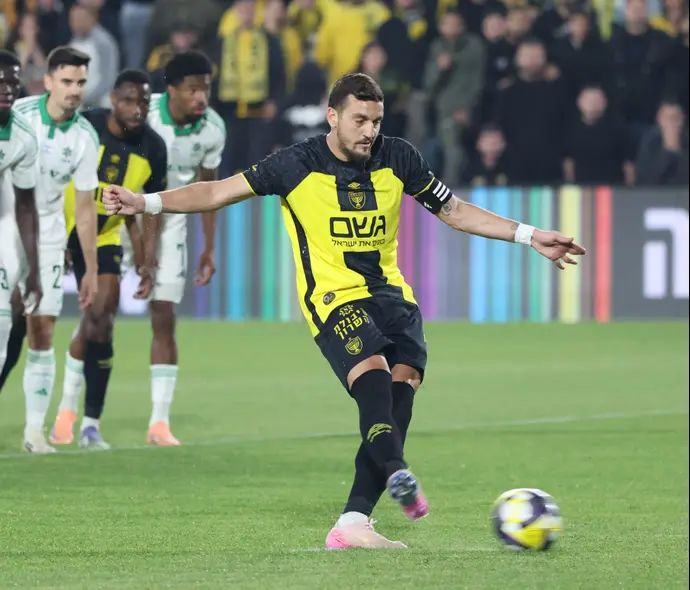 ירדן שועה שחקן בית"ר ירושלים בועט פנדל