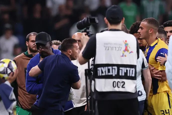 סייד אבו פרחי שחקן מכבי תל אביב בעימות עם ברק בכר, עבדולאי סק ואנשי מכבי חיפה