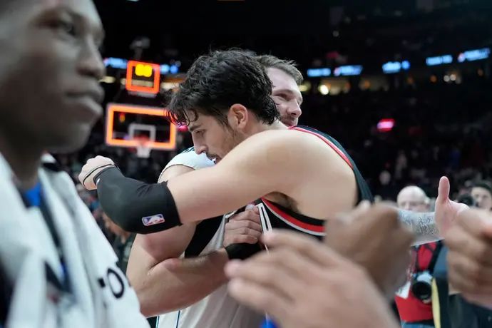 דני אבדיה, לוקה דונציץ' מתחבקים