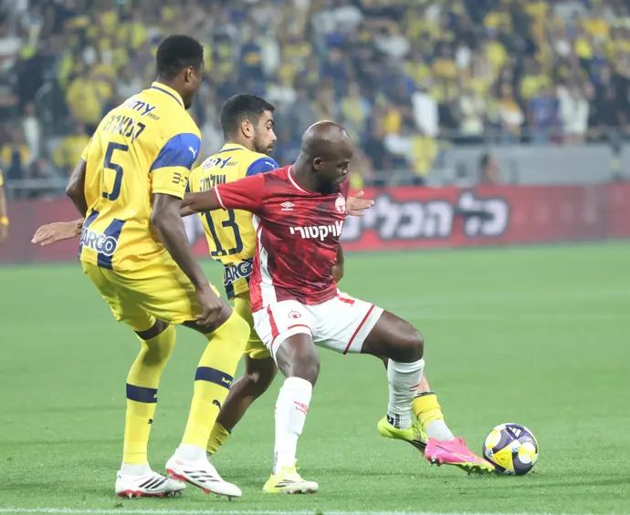 שחקן הפועל באר שבע, ג'בון איסט, מול שחקן מכבי תל אביב, רז שלמה