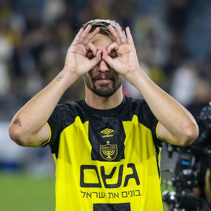 עומר אצילי שחקן בית"ר ירושלים חוגג שער