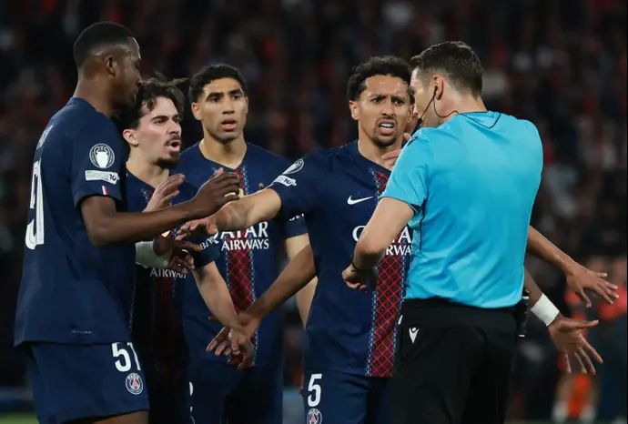 שחקני פריז סן ז'רמן מול השופט סנדרו שרר