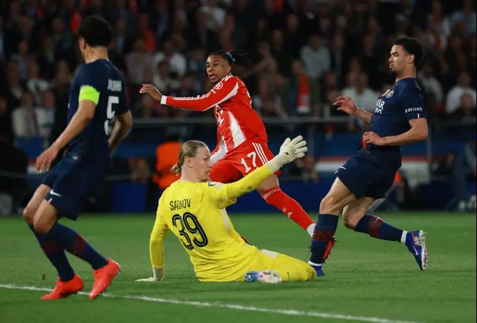 מייקל אוליסה שחקן באיירן מינכן נעצר אצל מאטביי סאפונוב שוער פריז סן ז'רמן