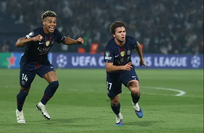 ז'ואאו נבש שחקן פריז סן ז'רמן חוגג שער לצד דזירה דואה