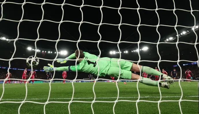 מנואל נוייר שוער באיירן מינכן סופג פנדל