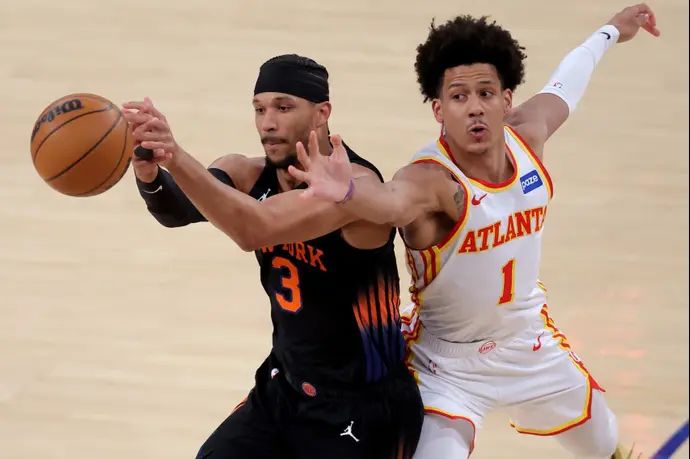 שחקן ניו יורק ניקס ג'וש הארט מול שחקן אטלנטה הוקס ג'יילן ג'ונסון