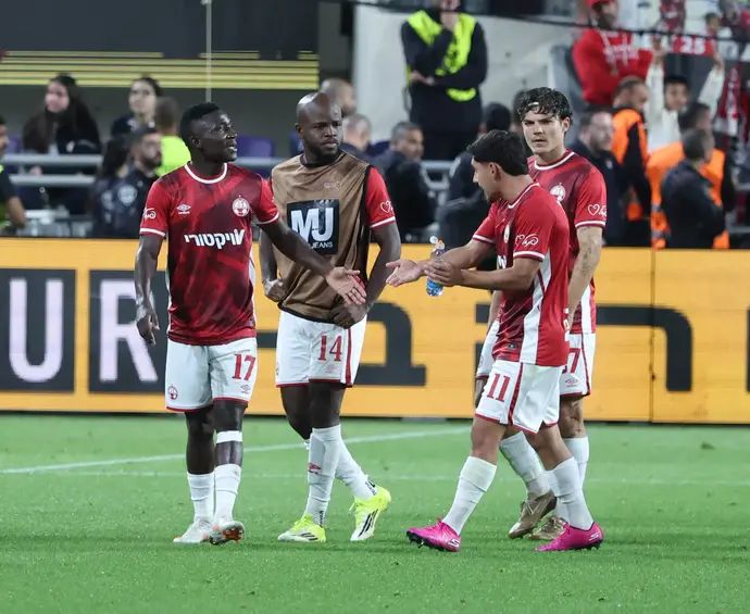 שחקני הפועל באר שבע, אמיר גנאח, ג'בון איסט, קינגס קאנגווה אחרי ההפסד למכבי תל אביב